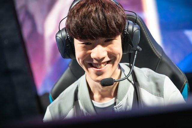 Ruler ： 霞这个英雄可能我来使用和别的选手不太一样吧